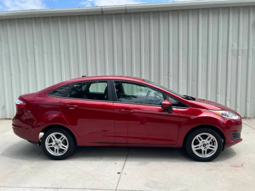 2017 Ford Fiesta SE photo 1