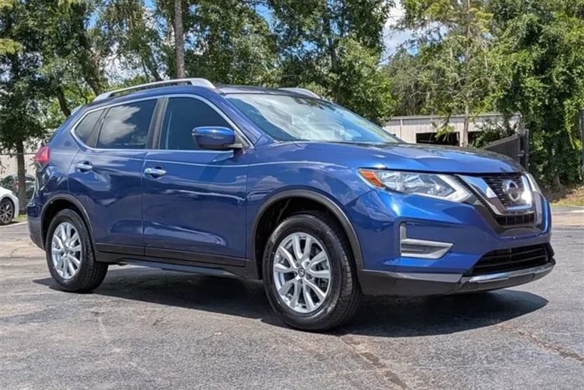 2017 Nissan Rogue SV photo 1