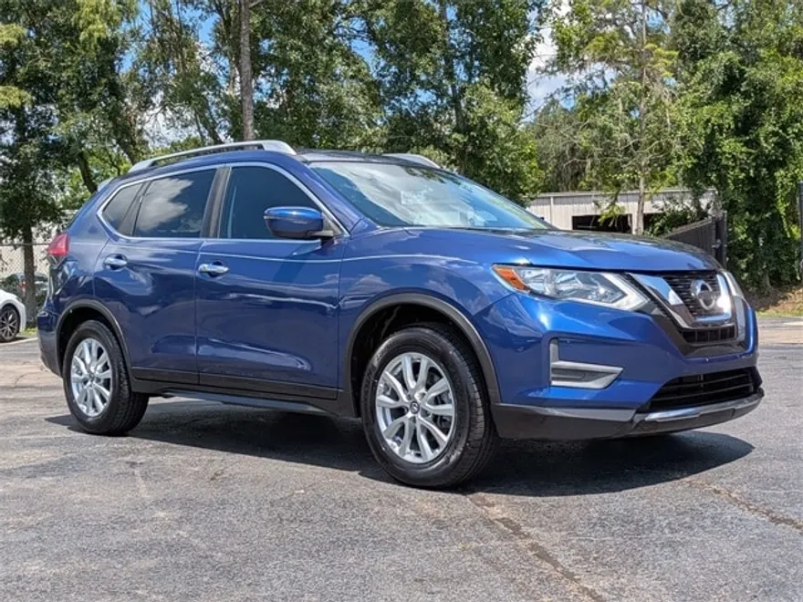 2017 Nissan Rogue SV photo 1