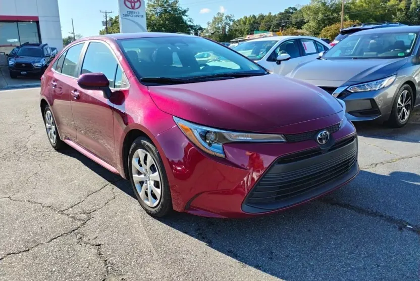 2024 Toyota Corolla LE photo 1