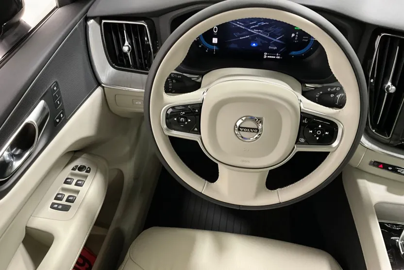 2025 Volvo XC60 Hybrid T8 Plus photo 1