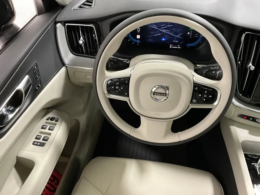 2025 Volvo XC60 Hybrid T8 Plus photo 1