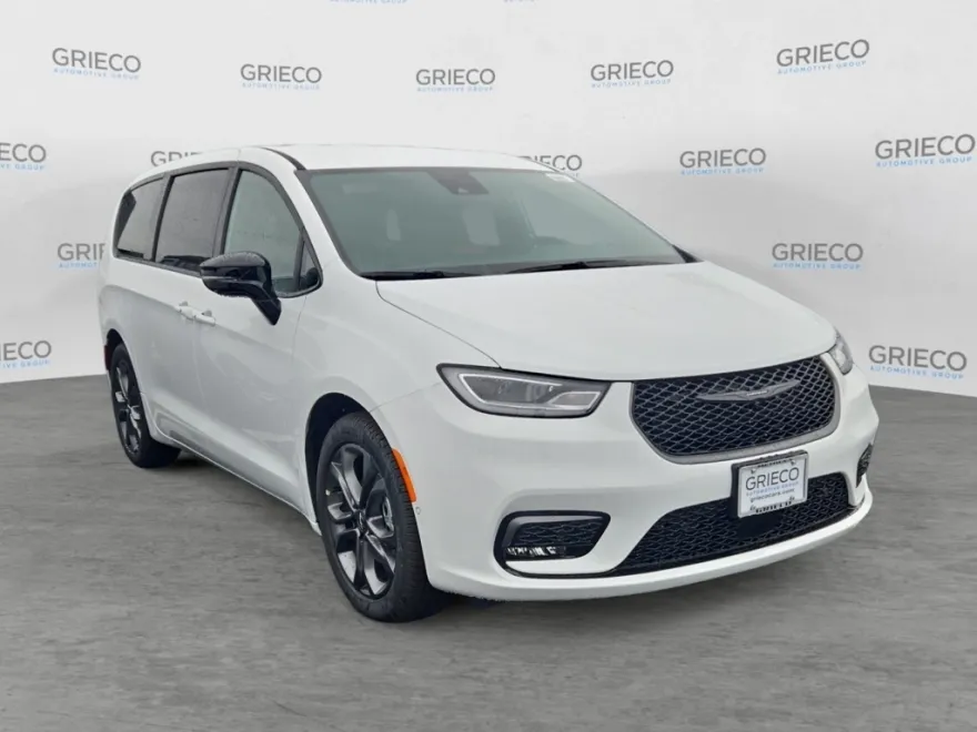 2026 Chrysler Pacifica photo 1