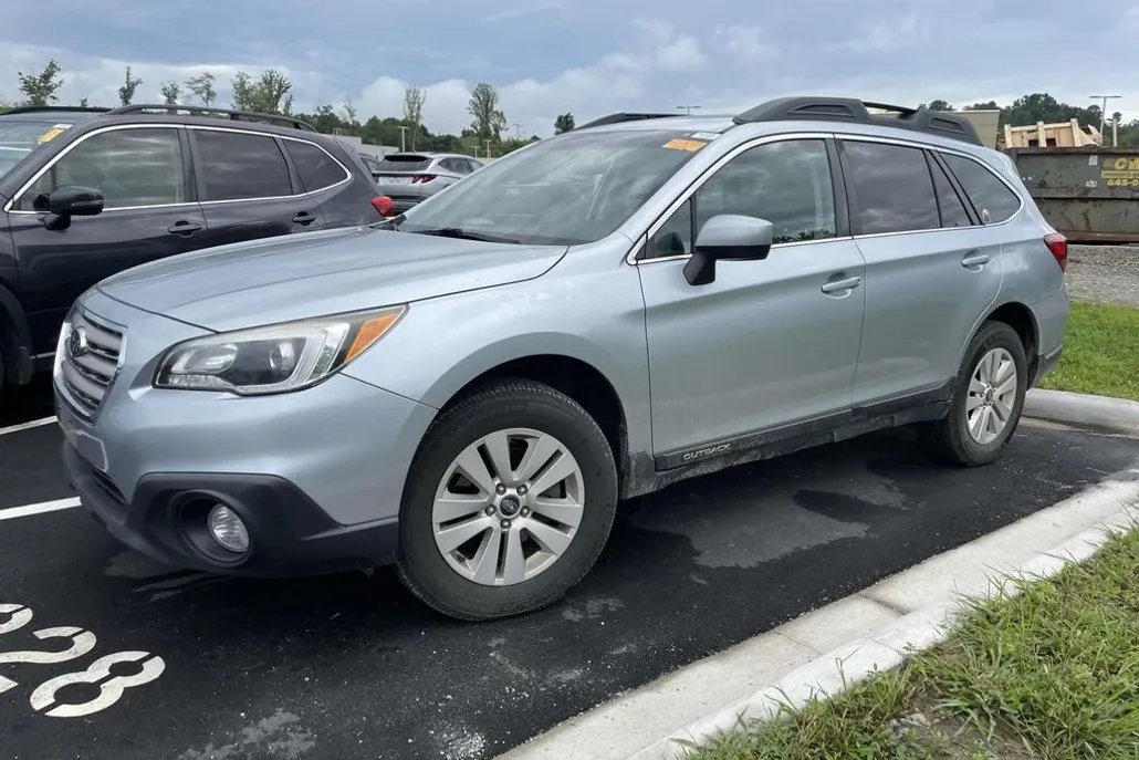 2017 Subaru Outback Premium photo 1