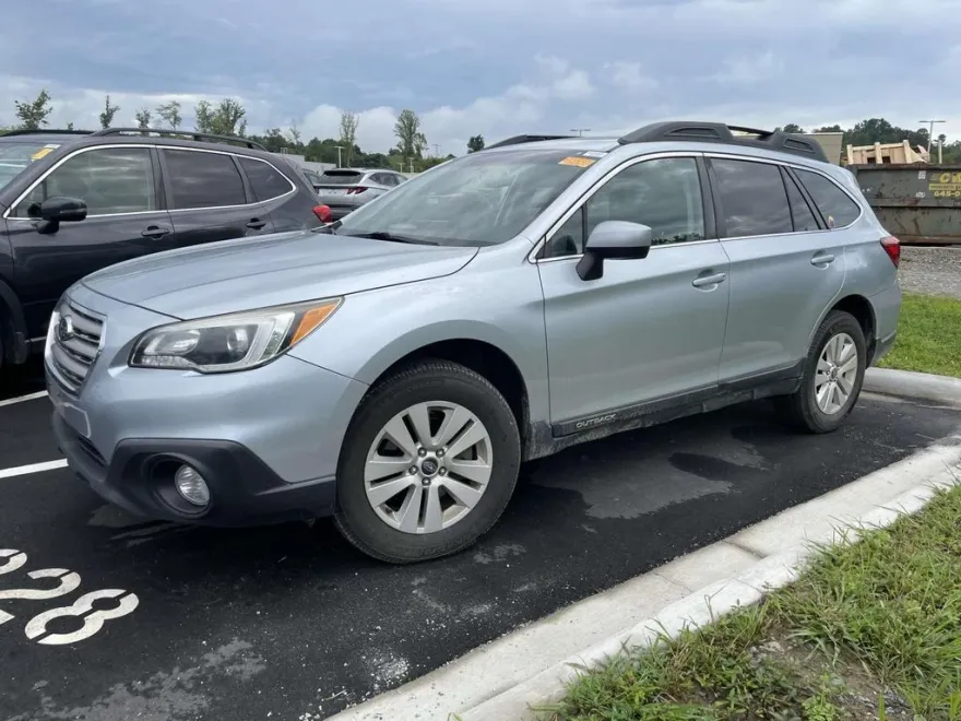 2017 Subaru Outback Premium photo 1