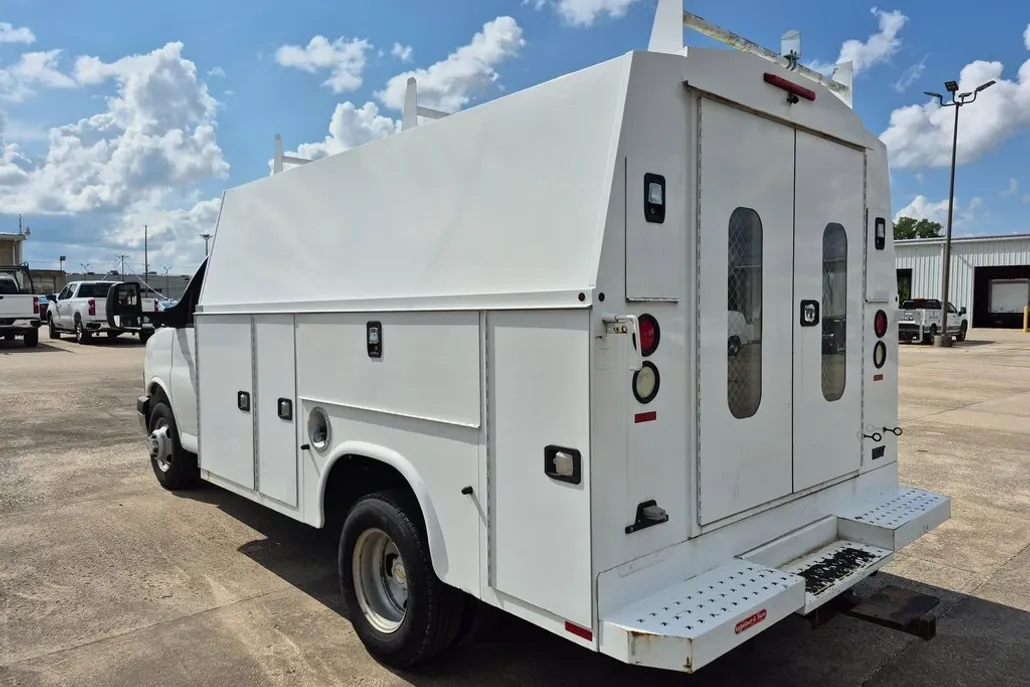 2015 Chevrolet Express Cutaway 3500 Van photo 1