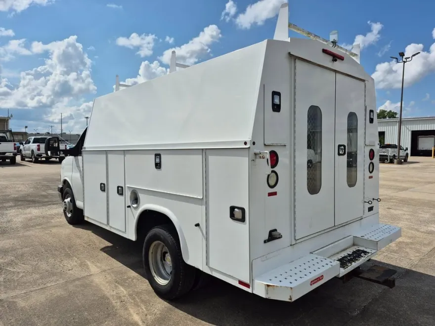 2015 Chevrolet Express Cutaway 3500 Van photo 1