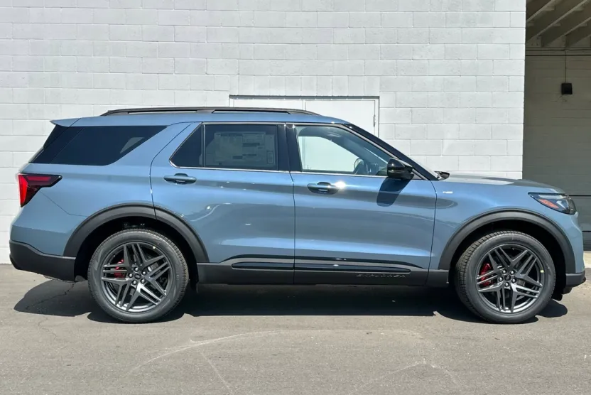 2025 Ford Explorer ST-Line photo 1