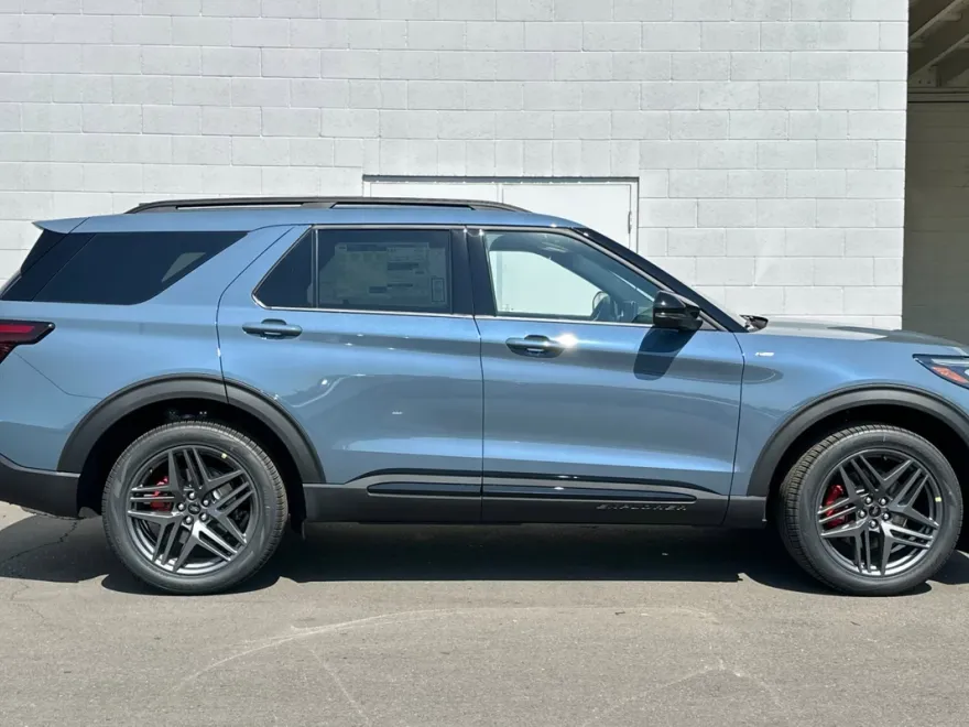 2025 Ford Explorer ST-Line photo 1