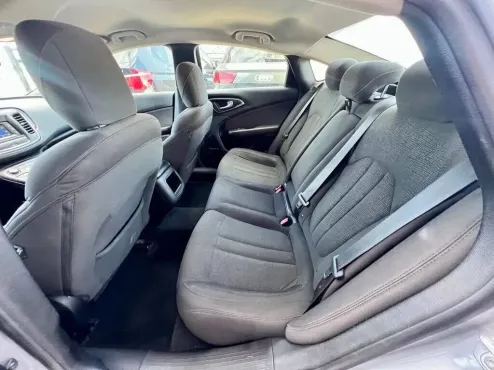 2016 Chrysler 200 Limited photo 4