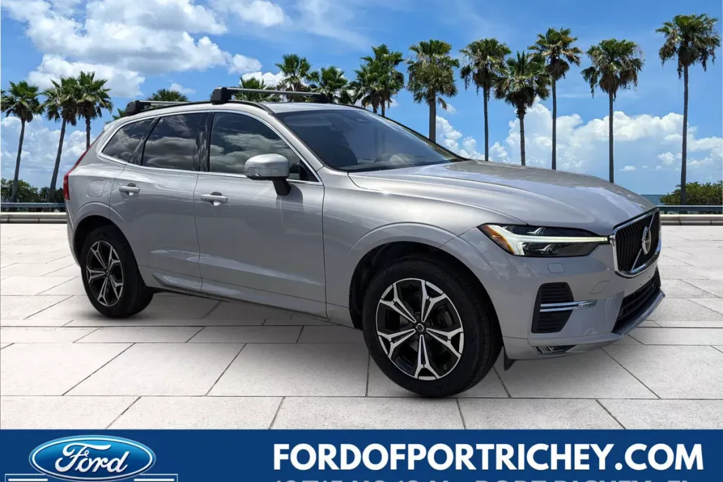 2022 Volvo XC60 Momentum photo 1