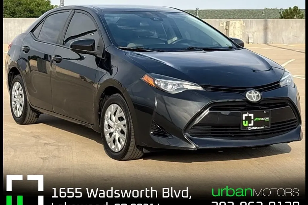 2017 Toyota Corolla LE photo 1