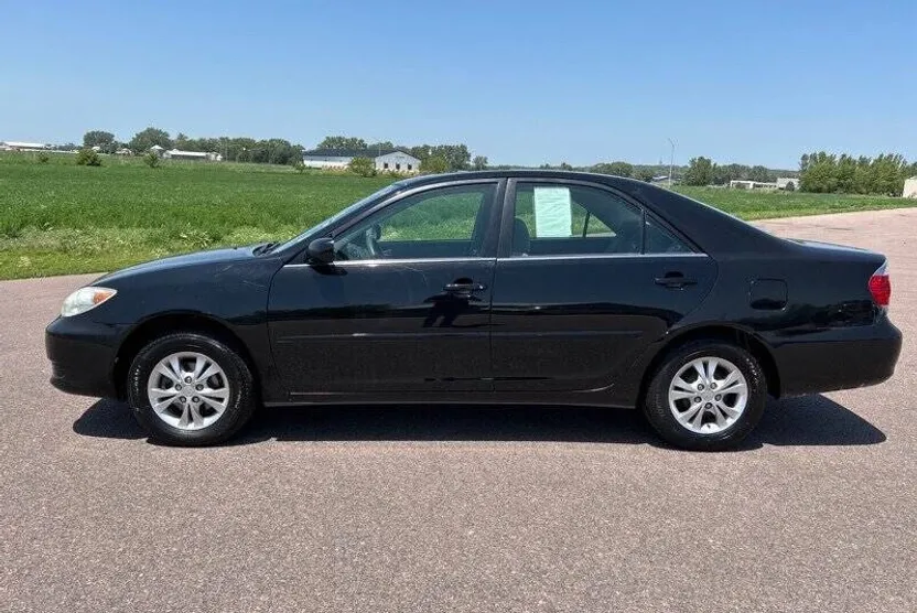 2005 Toyota Camry LE photo 1