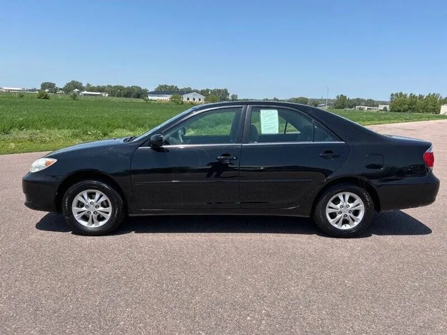 2005 Toyota Camry LE photo 1