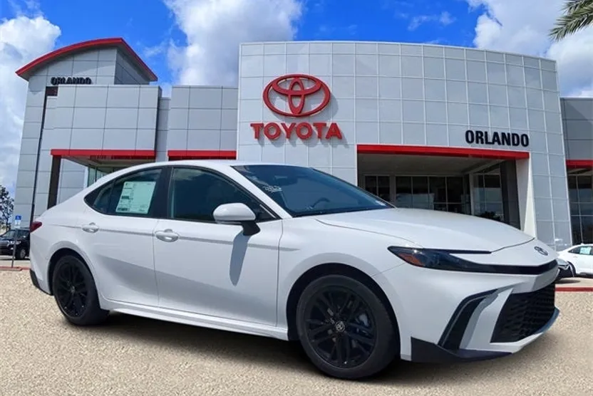 2026 Toyota Camry SE photo 1