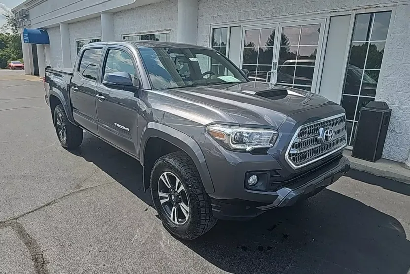 2017 Toyota Tacoma TRD Sport photo 1
