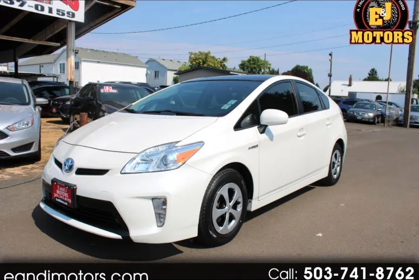 2012 Toyota Prius Three photo 1