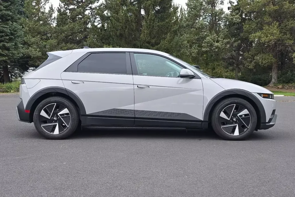 2025 Hyundai Ioniq 5 SE photo 1