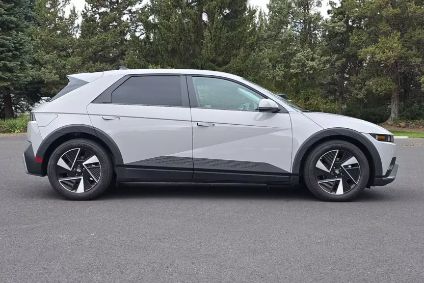 2025 Hyundai Ioniq 5 SE photo 1