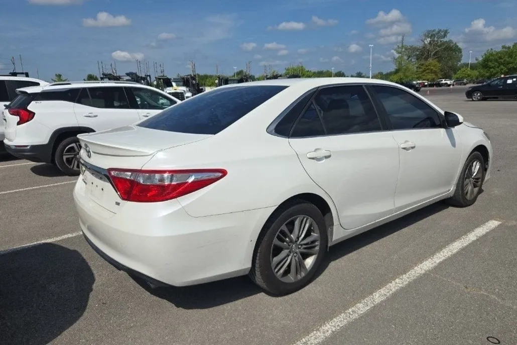 2017 Toyota Camry SE photo 1