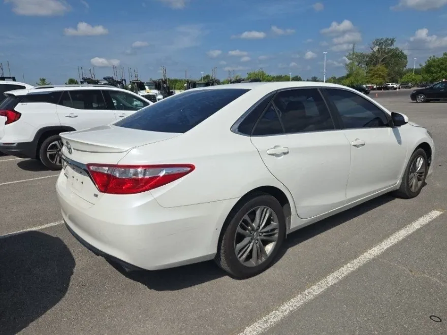 2017 Toyota Camry SE photo 1