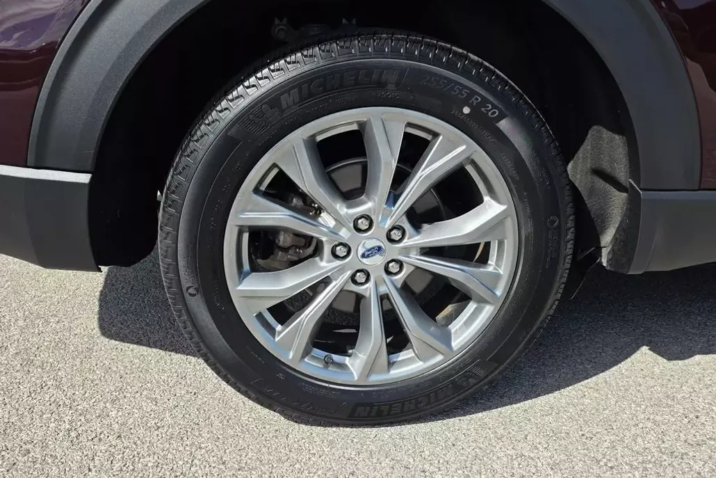2023 Ford Explorer XLT photo 1