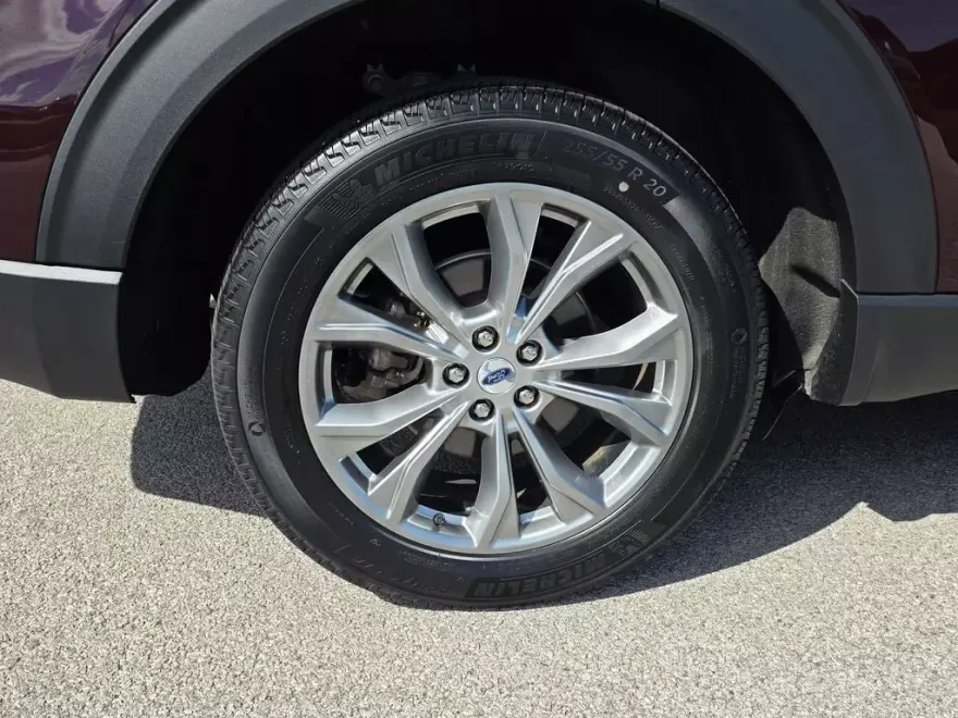 2023 Ford Explorer XLT photo 1