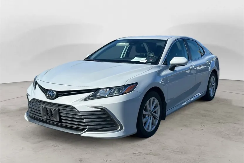 2022 Toyota Camry LE photo 1