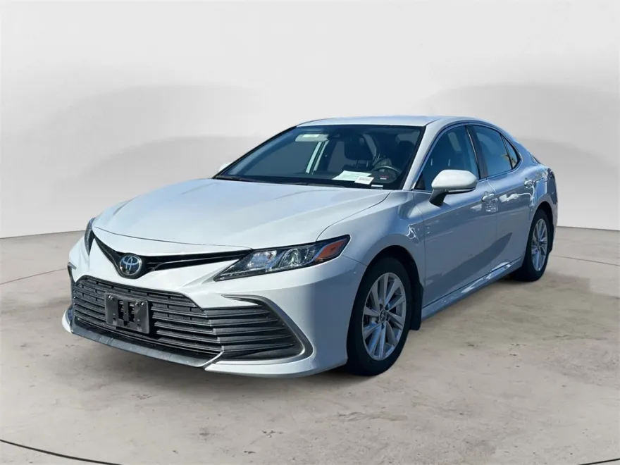 2022 Toyota Camry LE photo 1
