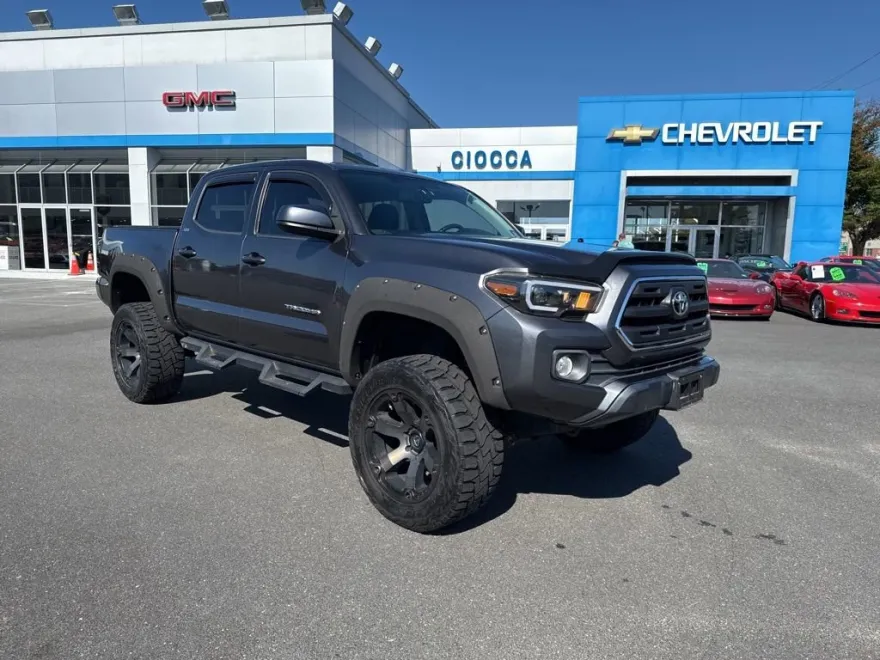 2017 Toyota Tacoma SR5 photo 1