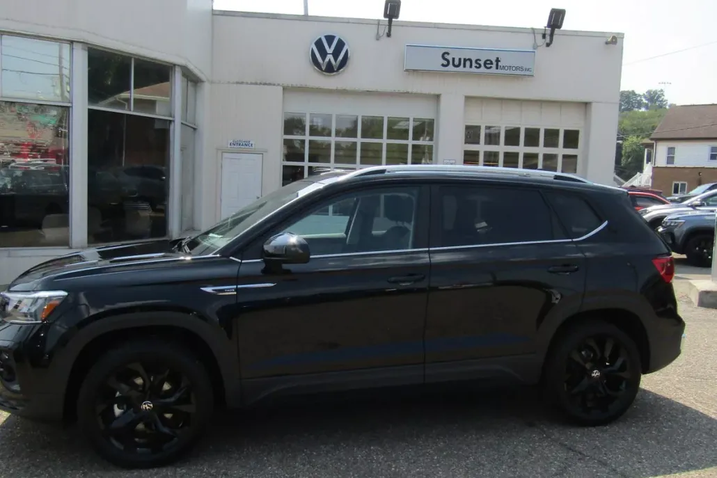 2024 Volkswagen Taos SE photo 1