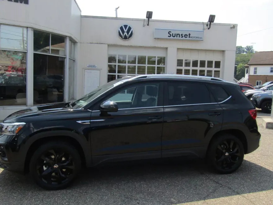 2024 Volkswagen Taos SE photo 1