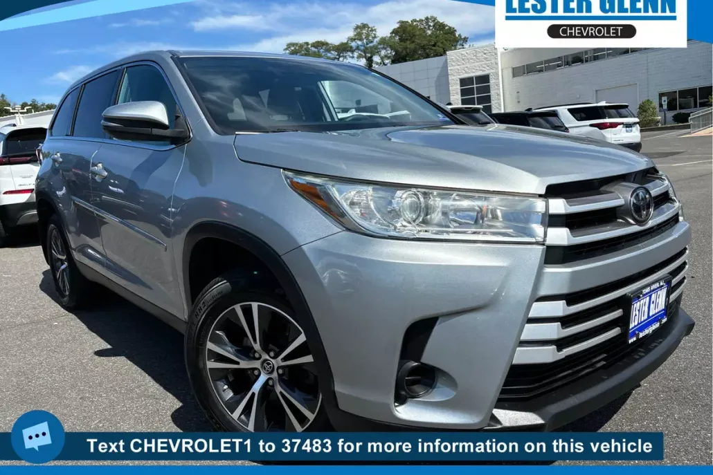 2019 Toyota Highlander LE photo 1