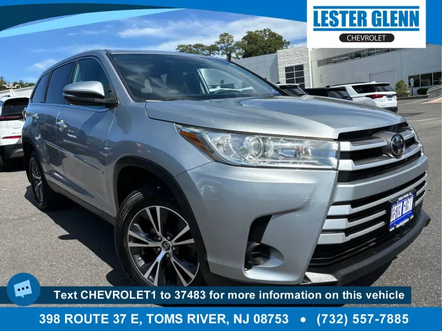 2019 Toyota Highlander LE photo 1
