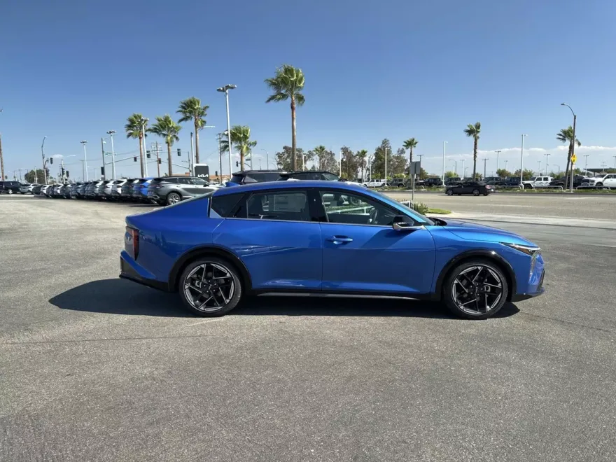 2025 Kia K4 GT-Line photo 1