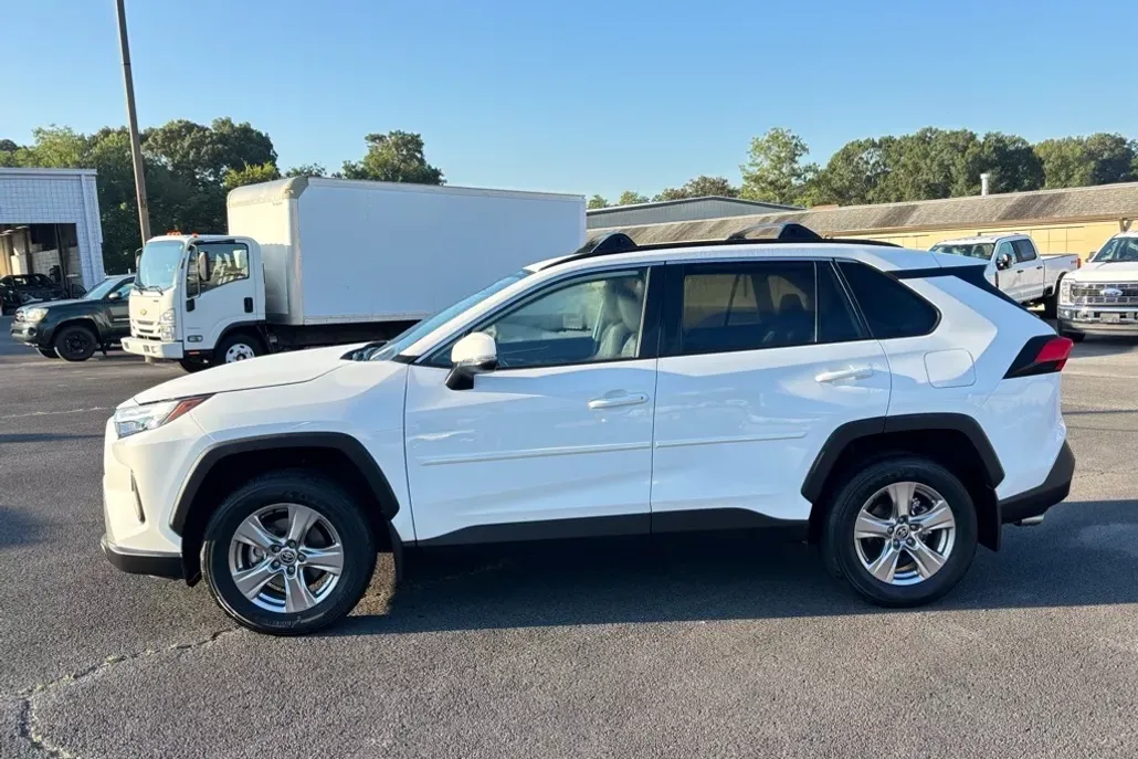 2023 Toyota RAV4 XLE photo 1