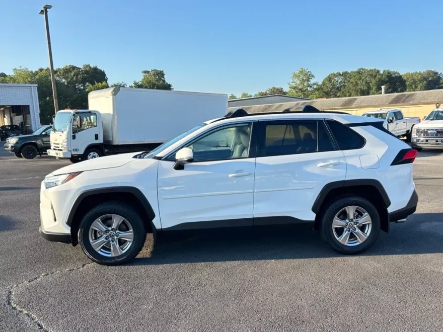 2023 Toyota RAV4 XLE photo 1