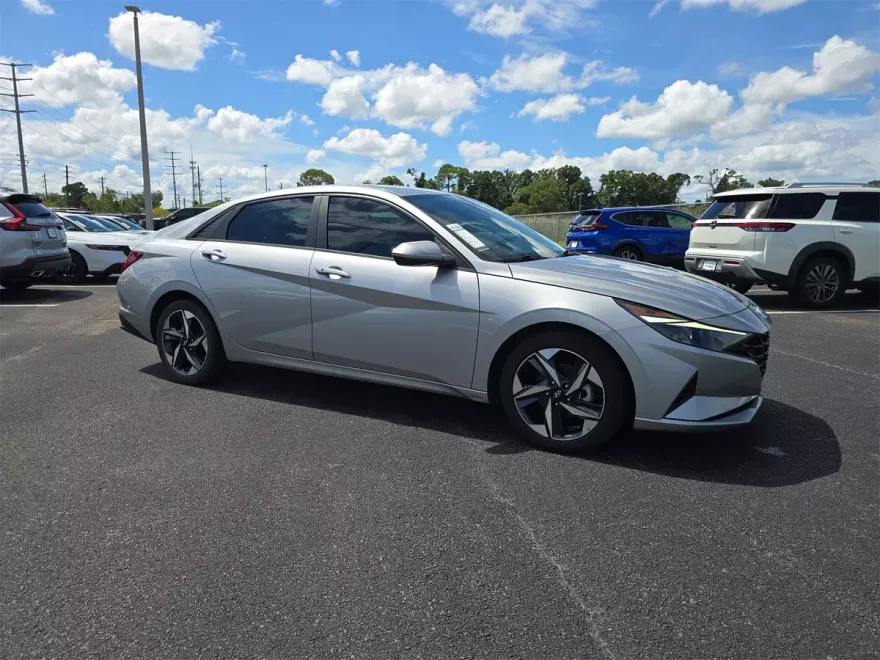2023 Hyundai Elantra SEL Convenience photo 1