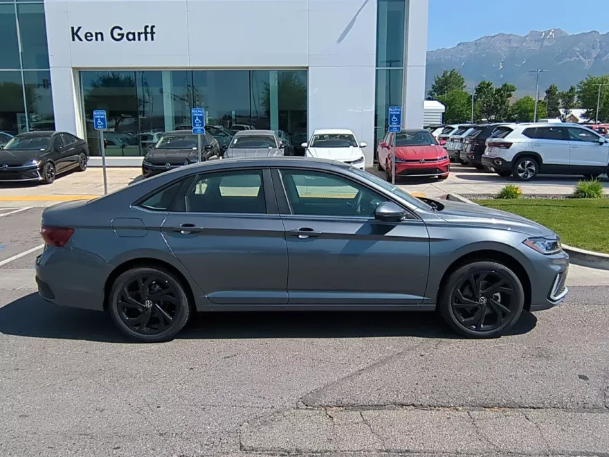 2025 Volkswagen Jetta SE photo 1