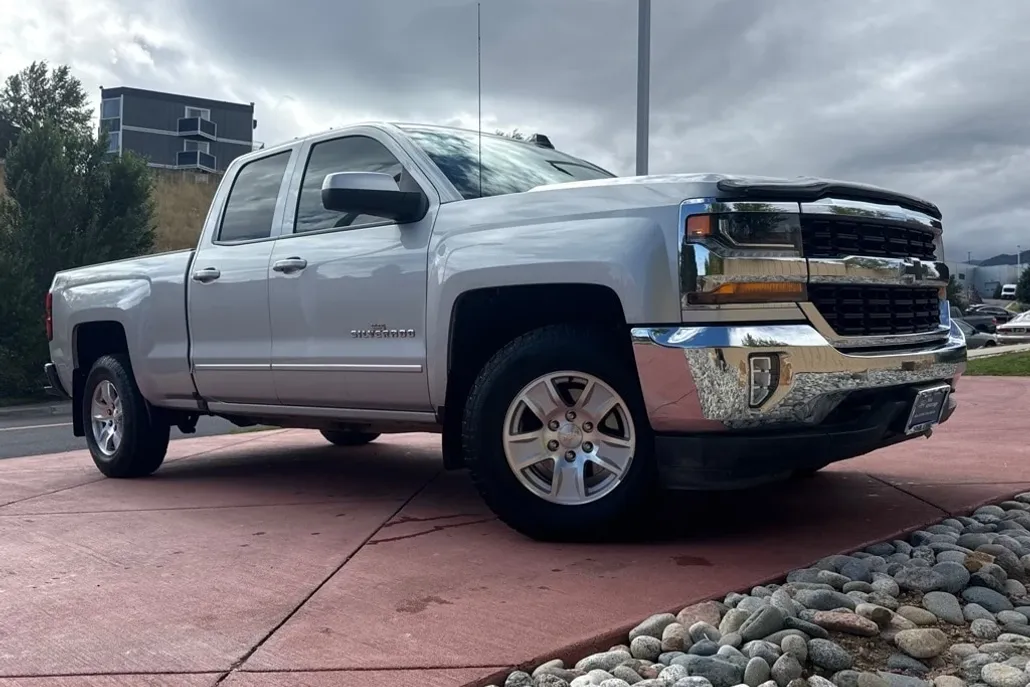 2017 Chevrolet Silverado 1500 LT photo 1