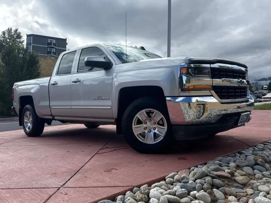 2017 Chevrolet Silverado 1500 LT photo 1