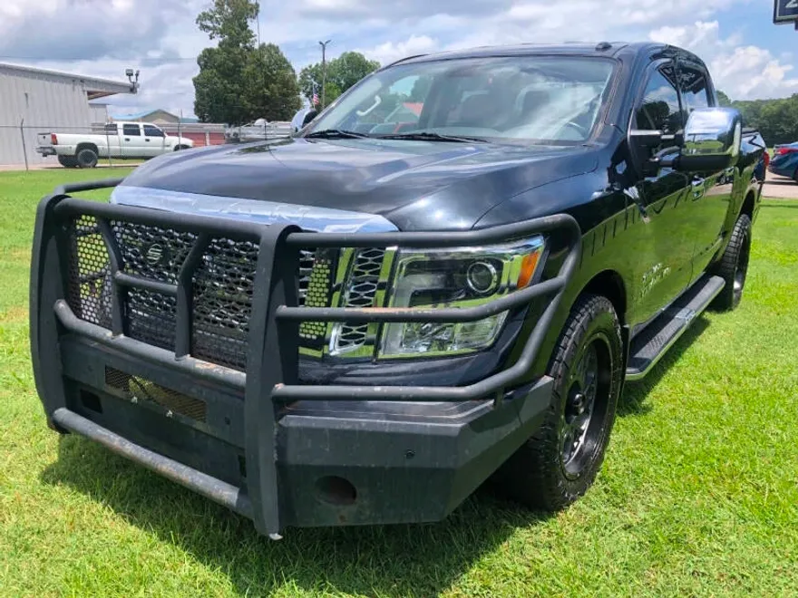 2018 Nissan Titan SV photo 1