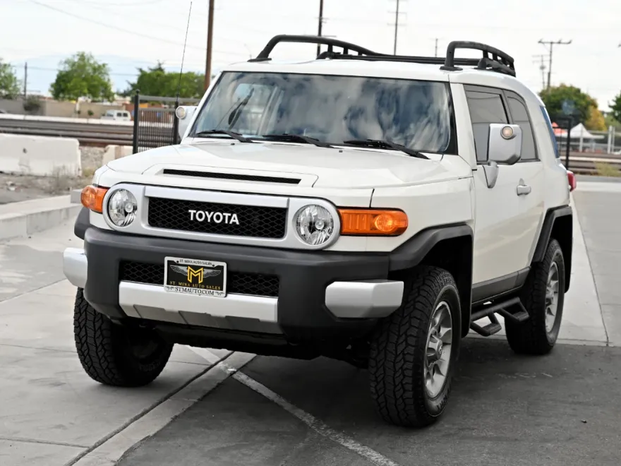 2013 Toyota FJ Cruiser Base photo 1