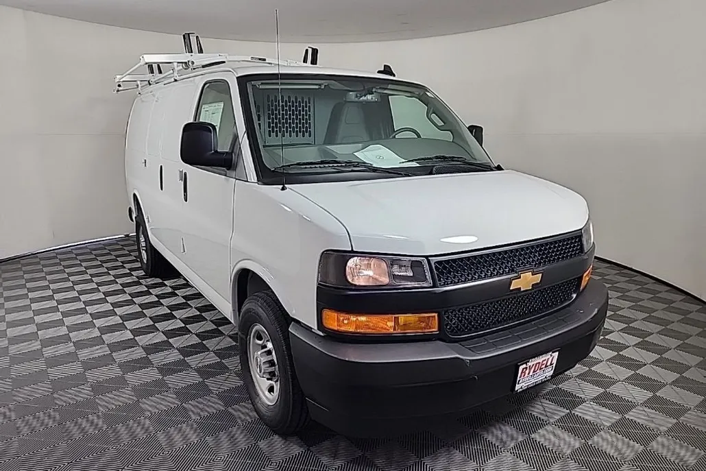 2025 Chevrolet Express Cargo 3500 photo 1