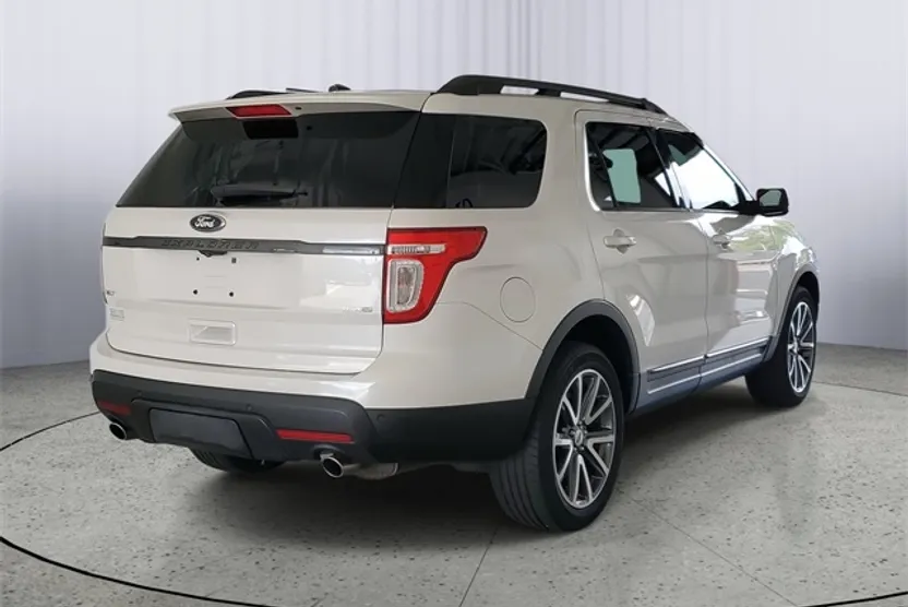 2015 Ford Explorer XLT photo 1