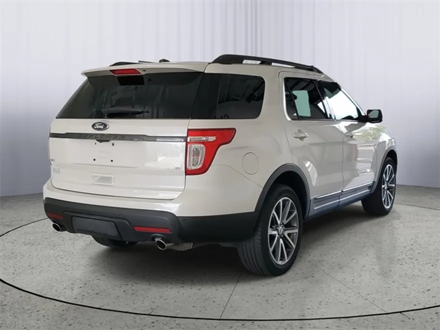 2015 Ford Explorer XLT photo 1