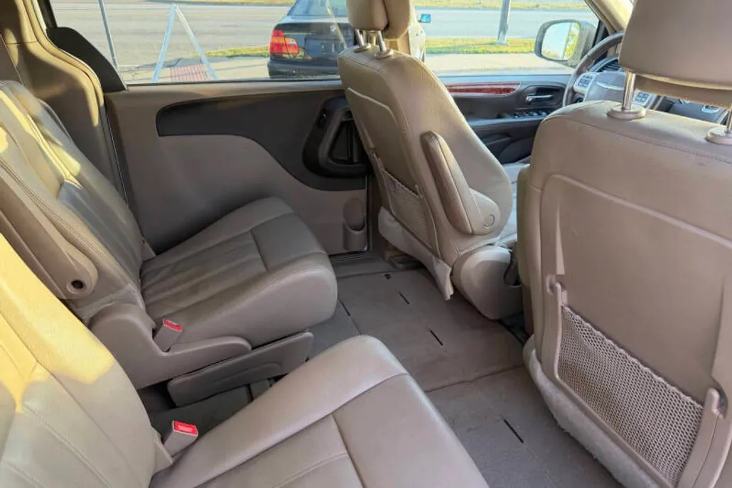 2015 Chrysler Town & Country Touring photo 1