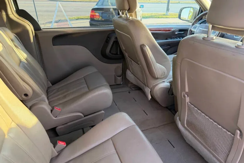 2015 Chrysler Town & Country Touring photo 1