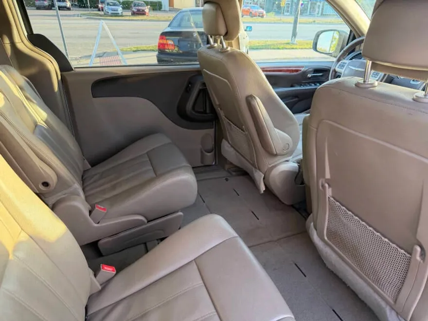 2015 Chrysler Town & Country Touring photo 1