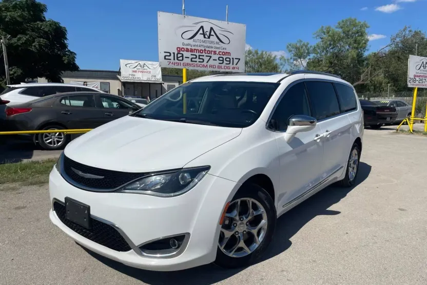 2017 Chrysler Pacifica Limited photo 1